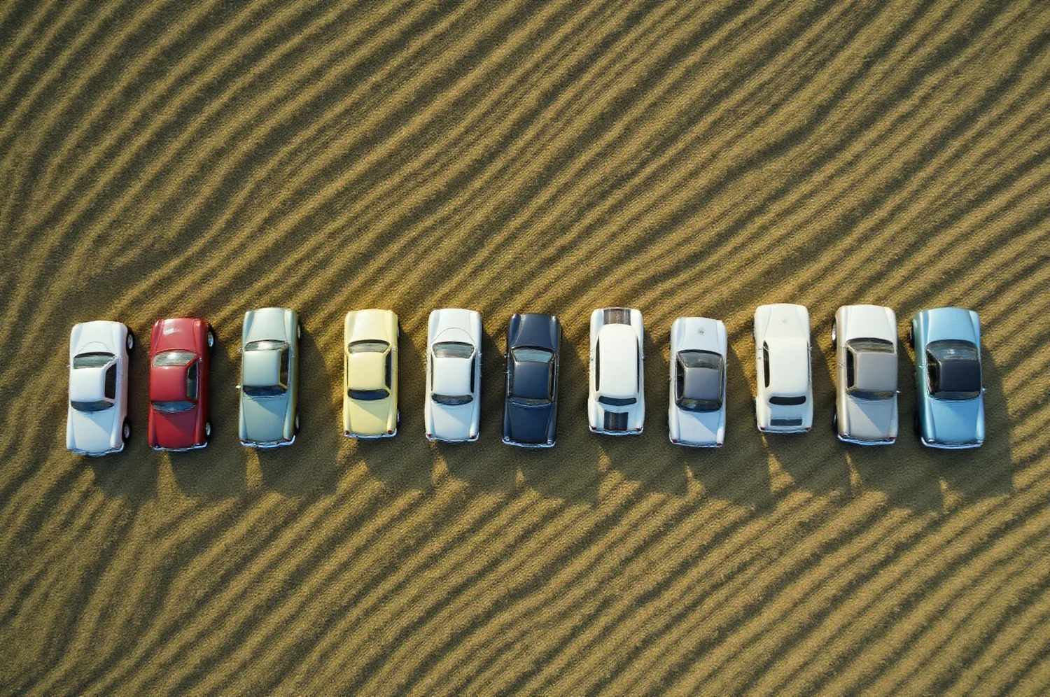 Klasiskās automašīnas rindās uz nopļautas zāles, skats tieši no augšas